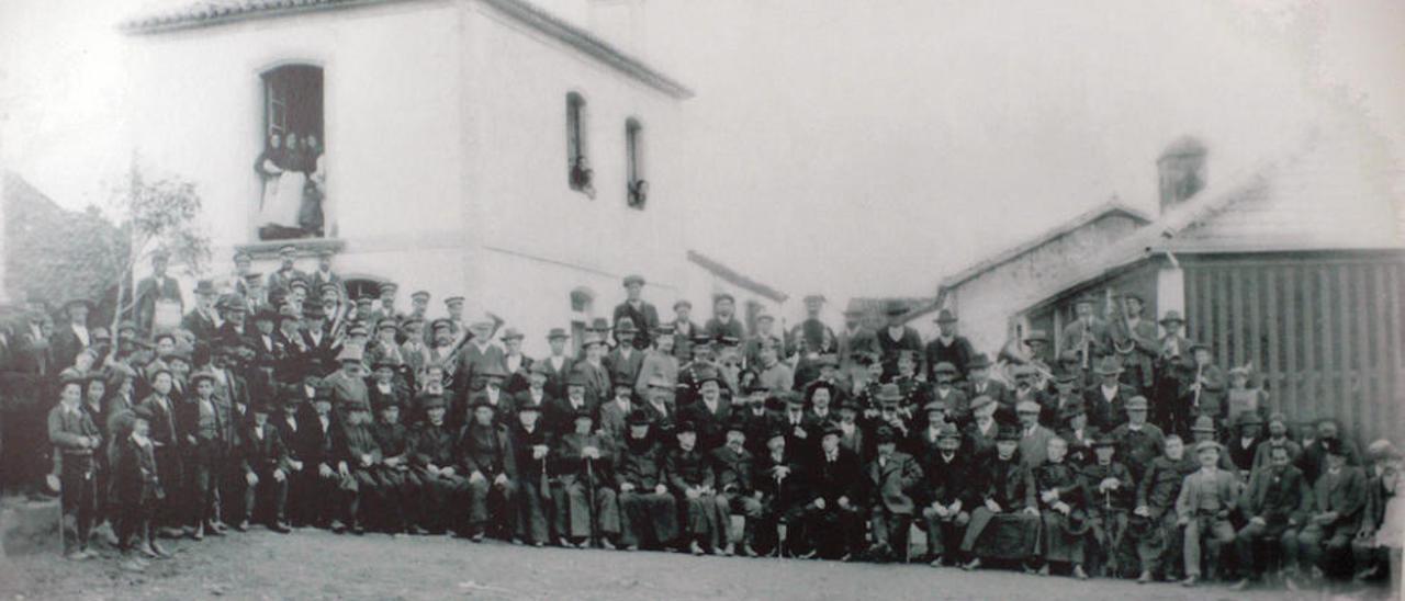 Homenaxe dos veciños de Vila de Cruces a Gumersindo Soto en 1907.