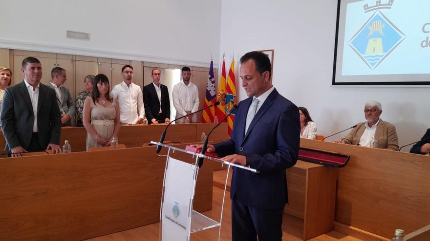 Llorenç Córdoba, durante su discurso en el pleno de investidura. Al fondo, de pie, los consellers de Sa Unió. | D. I.