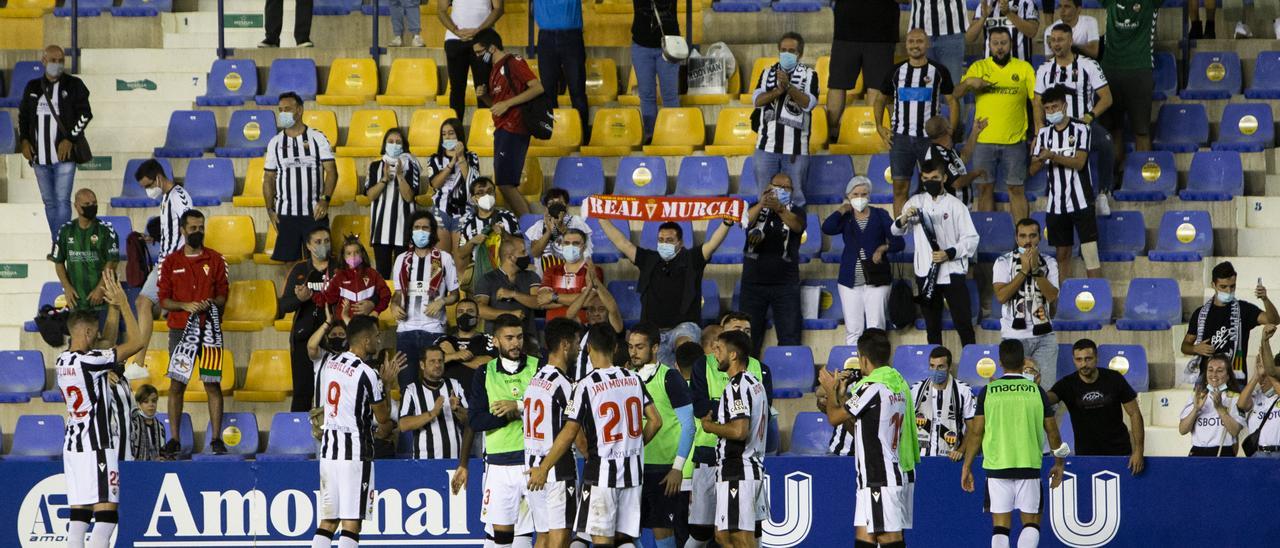 Los jugadores del Castellón celebran la victoria junto a los aficionados desplazados.