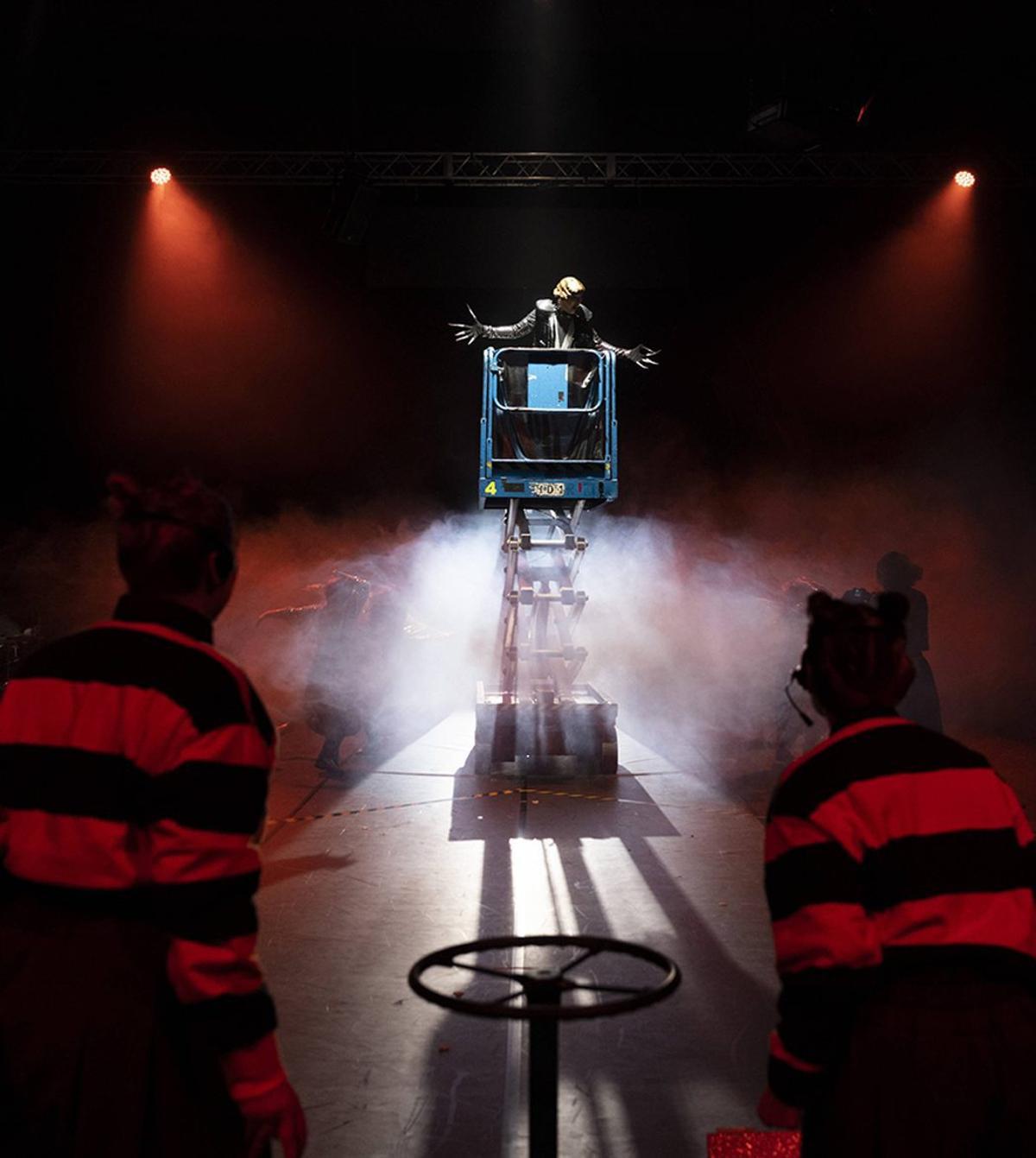 Cuéllars Inszenierung von „Unser Vater/Vater unser“. | FOTO: JAKOB TILLMANN