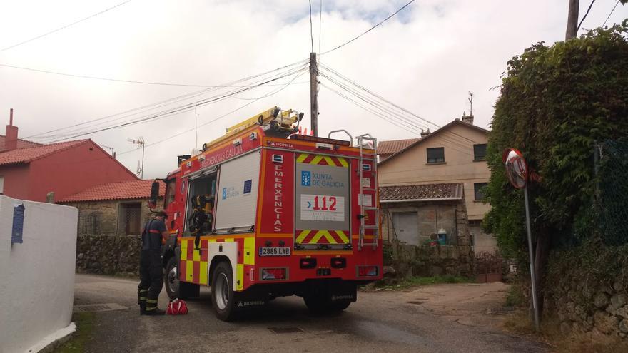 Un incendio calcina el dormitorio de una vivienda en Sabarís