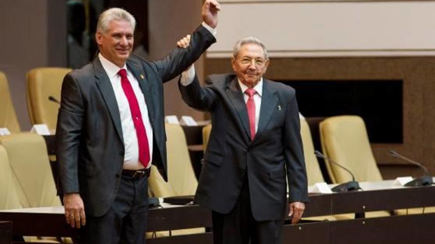 Raúl Castro aixeca el braç del nou president de Cuba, Miguel Díaz-Canel.