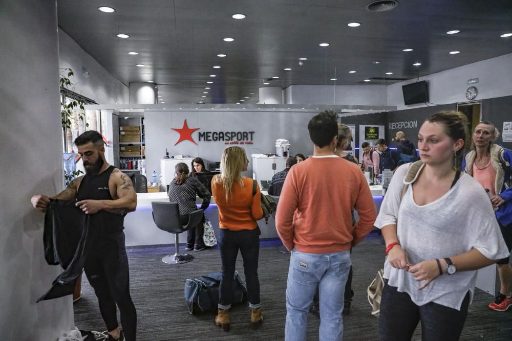 Los socios del Megasport recogen sus pertenencias antes del cierre definitivo