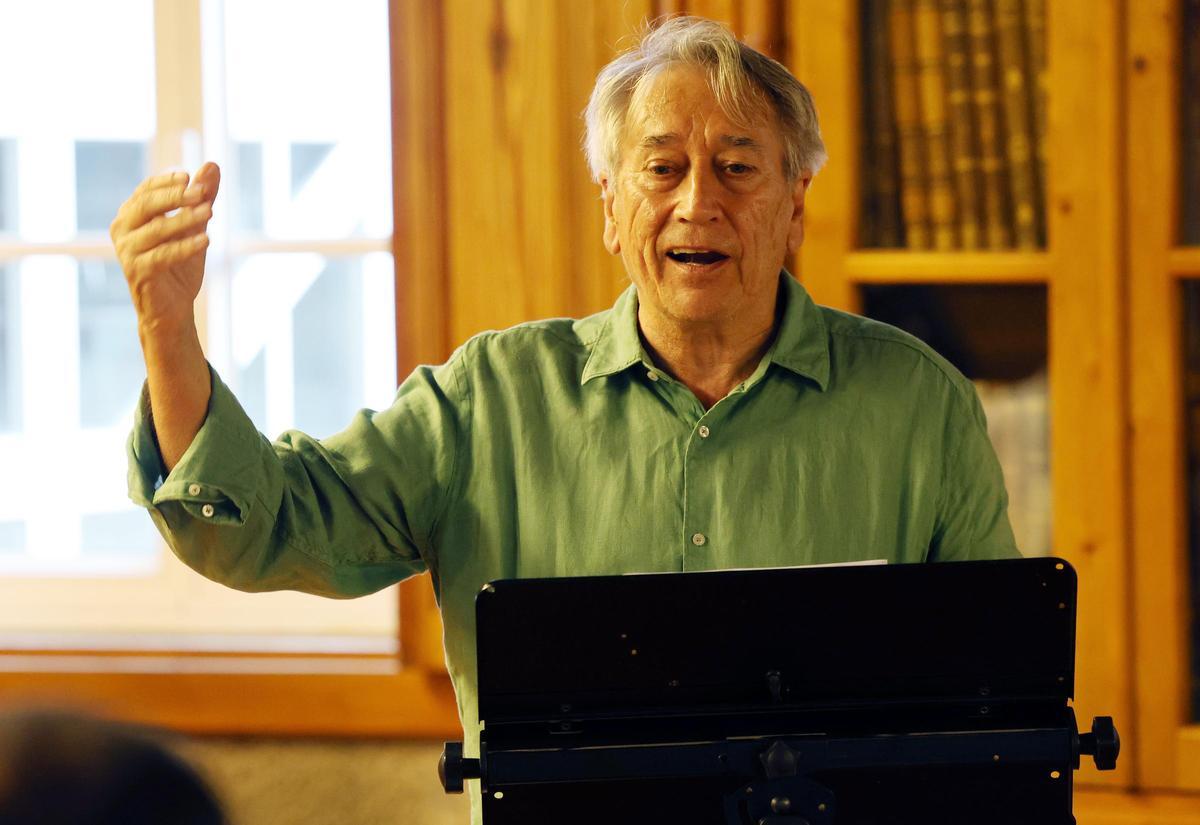 Intervención de Fernando Franco en la Escuela Municipal de Artes y Oficios de Vigo (EMAO), con motivo del 150 aniversario del Balneario de Mondariz, en 2023