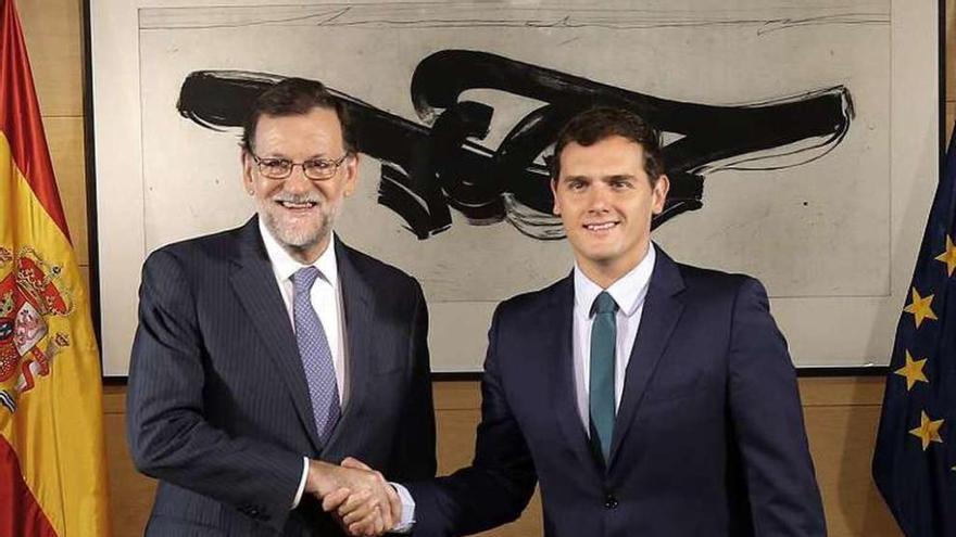 Rajoy y Rivera se estrechan la mano para que les fotografíen. // Efe