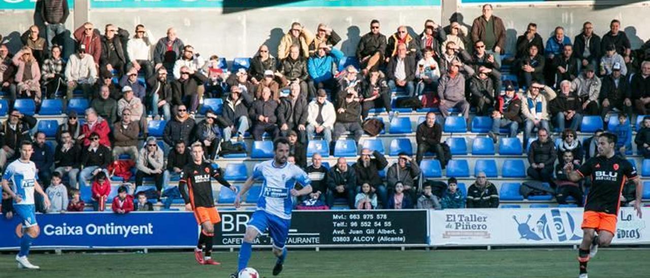 López Silva conduce el balón en la medular en un momento del partido disputado ayer en El Collao.