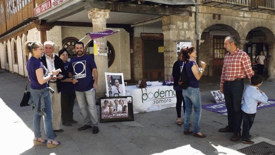 Integrantes de Podemos, este verano en la Plaza Mayor.