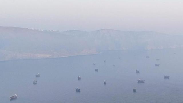 Embarcacions a l’estret d’Ormuz, des d’Oman, ahir.  | STRINGER / REUTERS