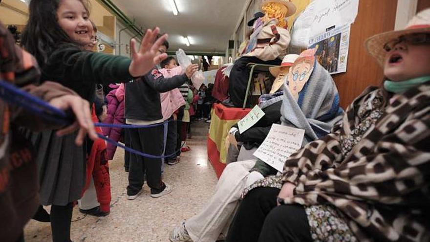 Los colegios son uno de los protagonistas de esta fiesta de muñecos con mensaje y escenografía propia