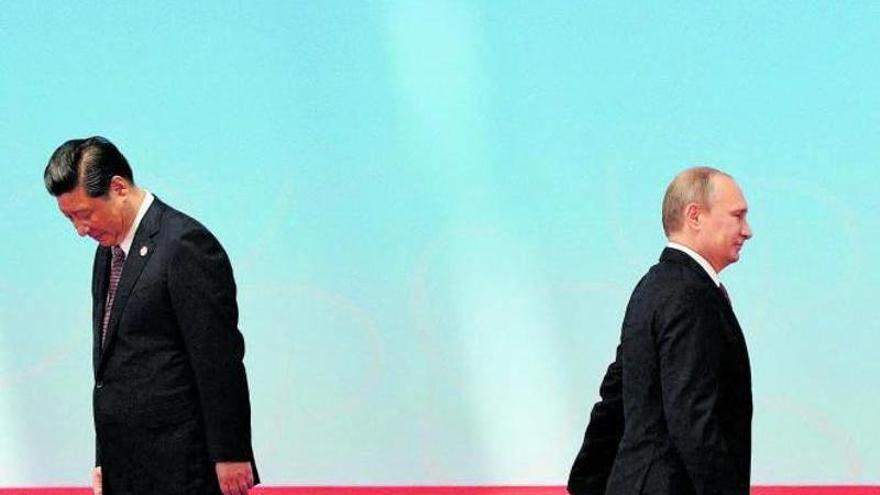 Xi Jinping y Vladimir Putin, en una reunión en Shanghái. (L)  | M. R.