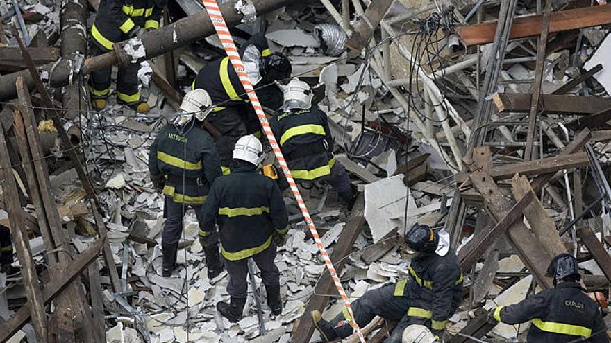 Sao Paulo. Bomberos trabajaban ayer en las ruinas de la iglesia de Renacer en Cristo.