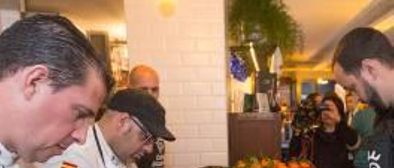 Cocineros preparando un arroz en el marco de Fitur.