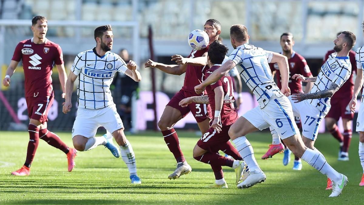 Geison Bremer, del Torino, controla un balón rodeado de jugadores del Inter