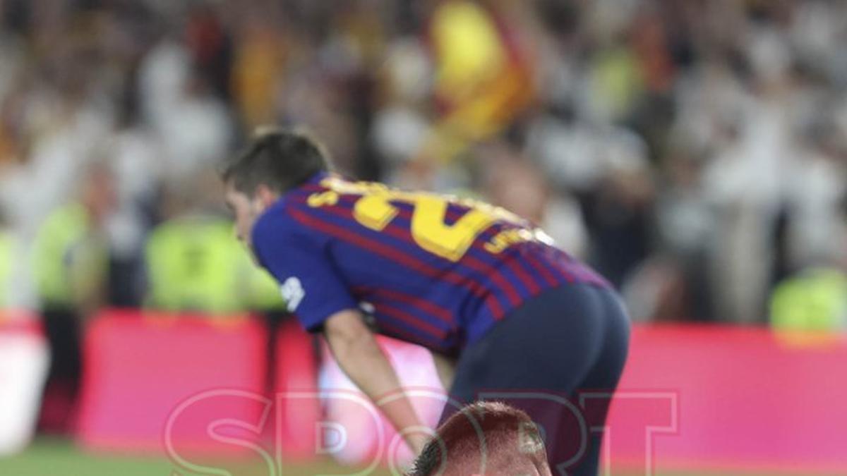 Imágenes de la decepción de los jugadores del FC Barcelona tras perder la Final de Copa del Rey ante el Valencia en el estadio Benito Villamarín, Sevilla.