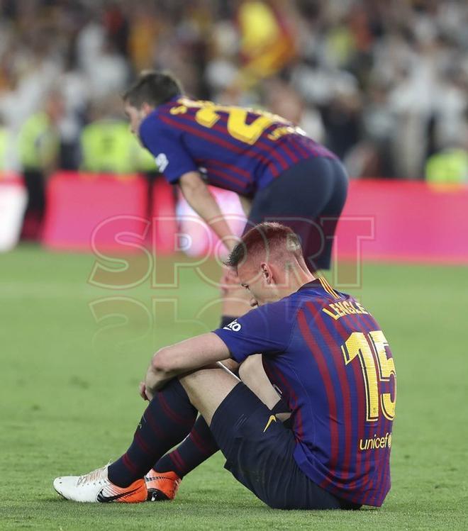 Imágenes de la decepción de los jugadores del FC Barcelona tras perder la Final de Copa del Rey ante el Valencia en el estadio Benito Villamarín, Sevilla.