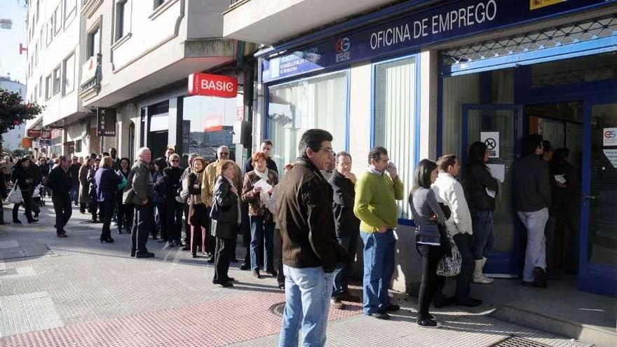 Una larga cola de personas espera su turno ante la oficina de empleo de Pontevedra. // G. Santos