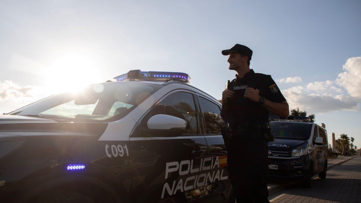 Ein Polizist der spanischen Policia Nacional patroulliert am Strand von El Arenal.