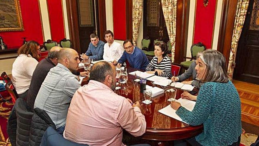 La concejala María García preside la mesa en la reunión de ayer con los sindicatos con representación en Nostián.