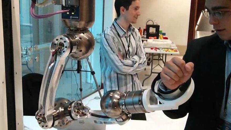 Un brazo articulado, sensores y realidad virtual  |  El robot terapéutico para pacientes con daño cerebral consta de un brazo robotizado -el prototipo que se ve en la imagen- que se acopla al paciente en la muñeca o la mano, donde se pondrá un guante sensorizado. Los movimientos se pueden ver en un monitor y se situará al usuario en diversos escenarios cotidianos gracias a realidad virtual.