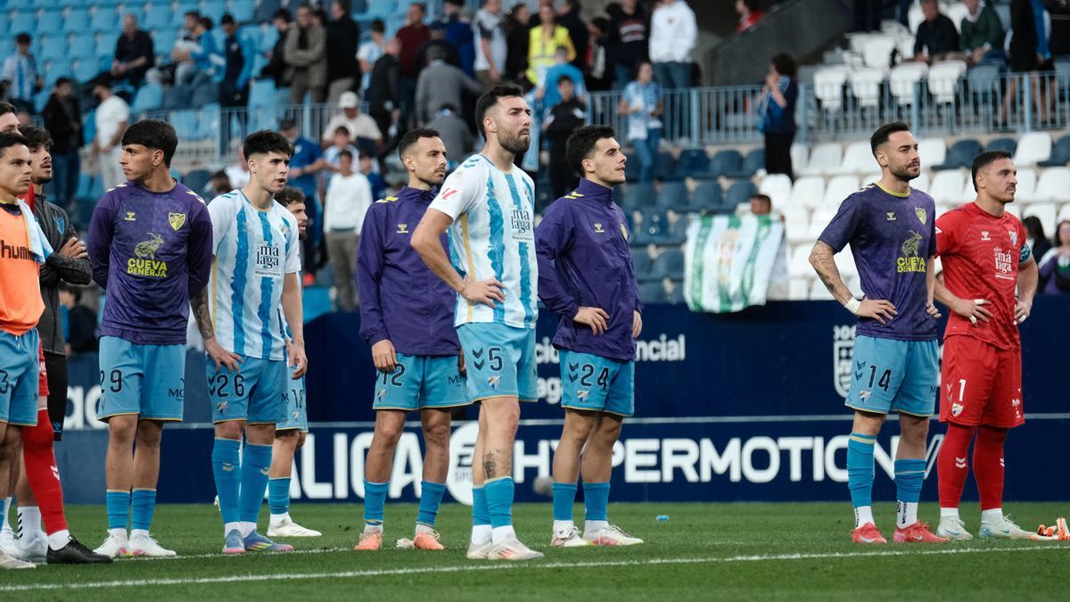 Los jugadores del Málaga CF, abatidos tras la derrota ante el Córdoba.