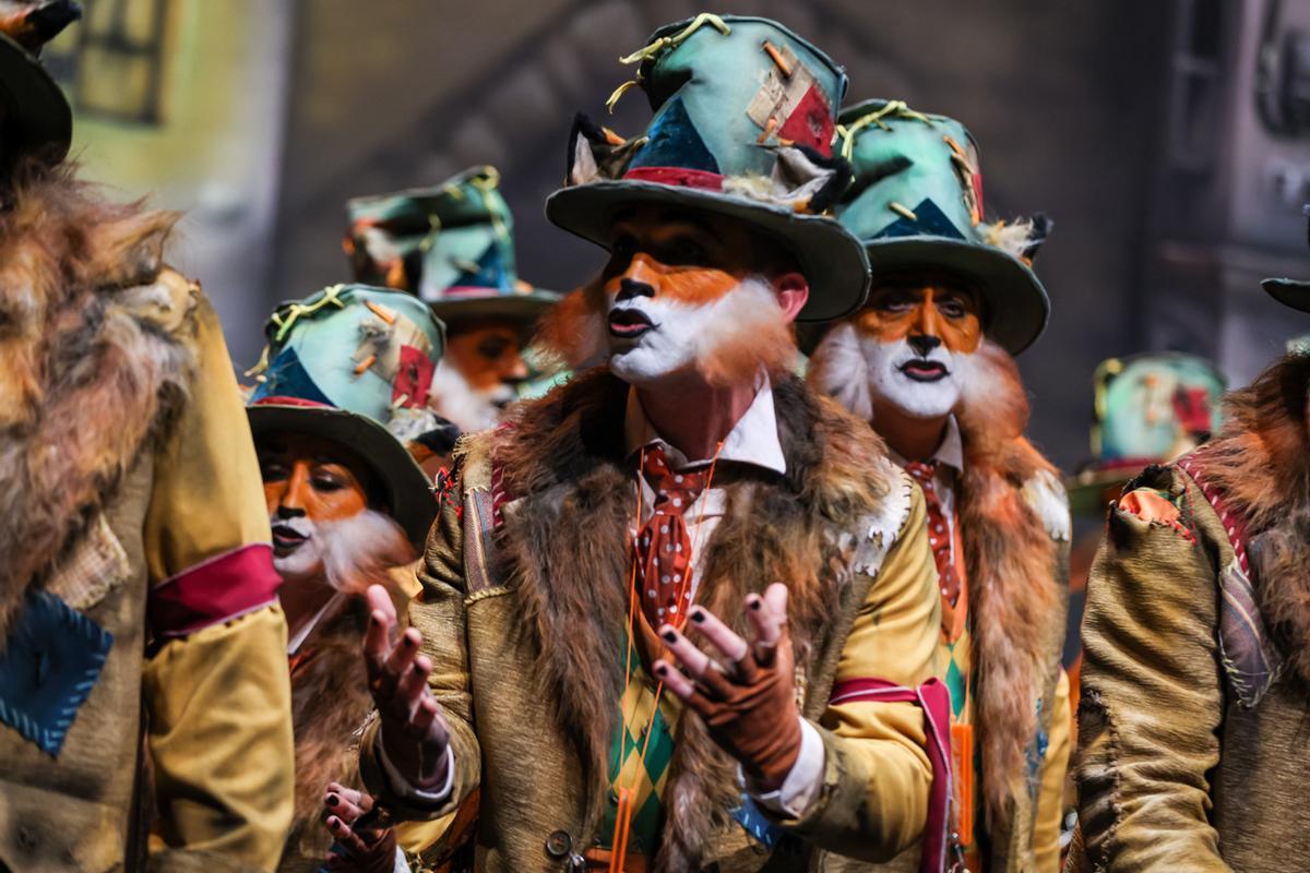 Momento de la actuación de la comparsa 'Los astutos'