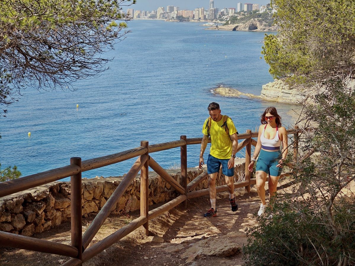 Explorar la costa de Benissa en piragua es una experiencia que combina deporte y tranquilidad, con calas y acantilados de gran belleza