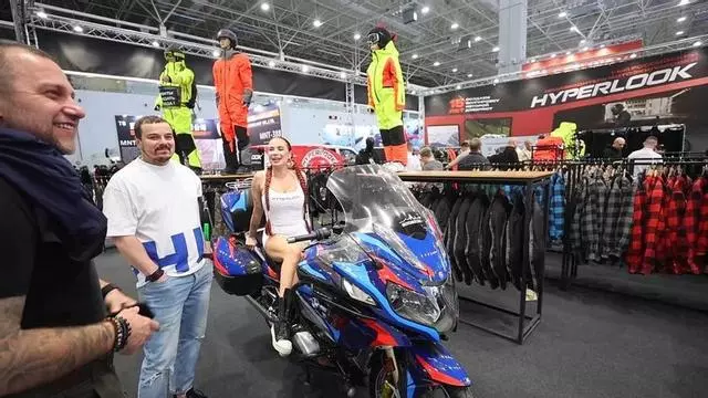 Exhibición de motos en un festival moscovita de primavera