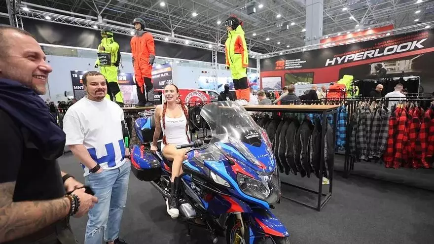 Exhibición de motos en un festival moscovita de primavera