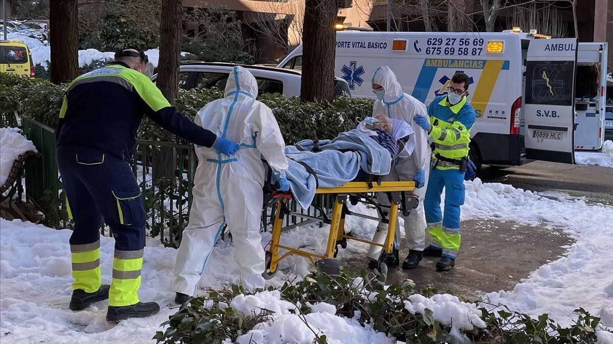 Un equipo del Summa 112 y voluntarios de Protección Civil de Algete , el 13 de enero, trasladan a un hombre de edad avanzada al Hospital Infanta Sofía de Madrid.