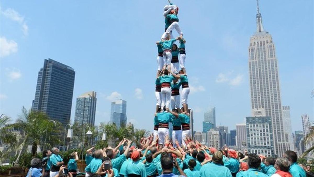 Los Castellers de Vilafranca, en plena actuación en la azotea de un rascacielos de la ciudad de Nueva York.