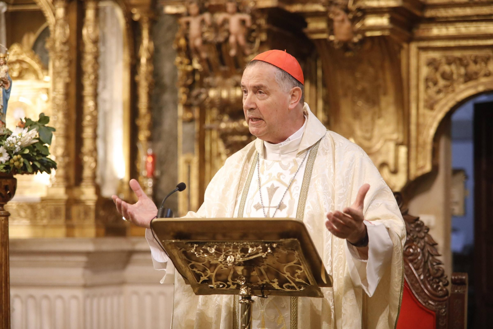 El cardenal Ángel Fernández Artime oficia la primera misa cardenalicia de Gozón en el día de Todos los Santos en la parroquia de Santa María de Luanco