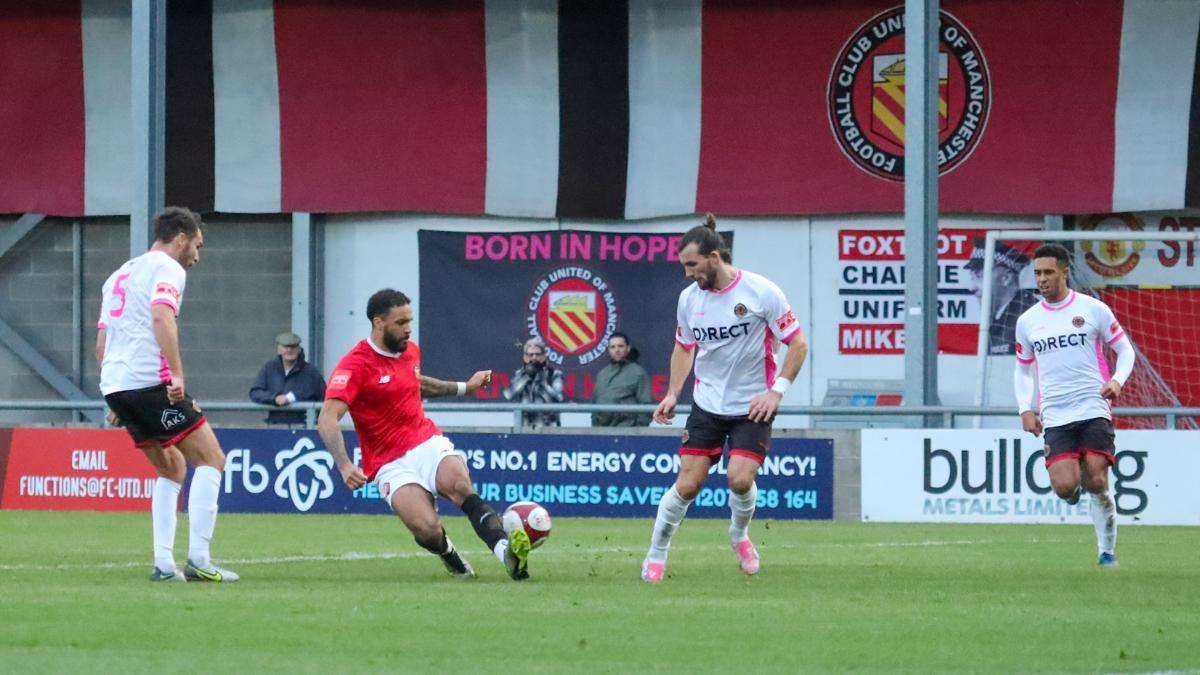 Una imagen del encuentro ante el Mickleover con el lema "Born in hope" (nacido de la esperanza) al fondo