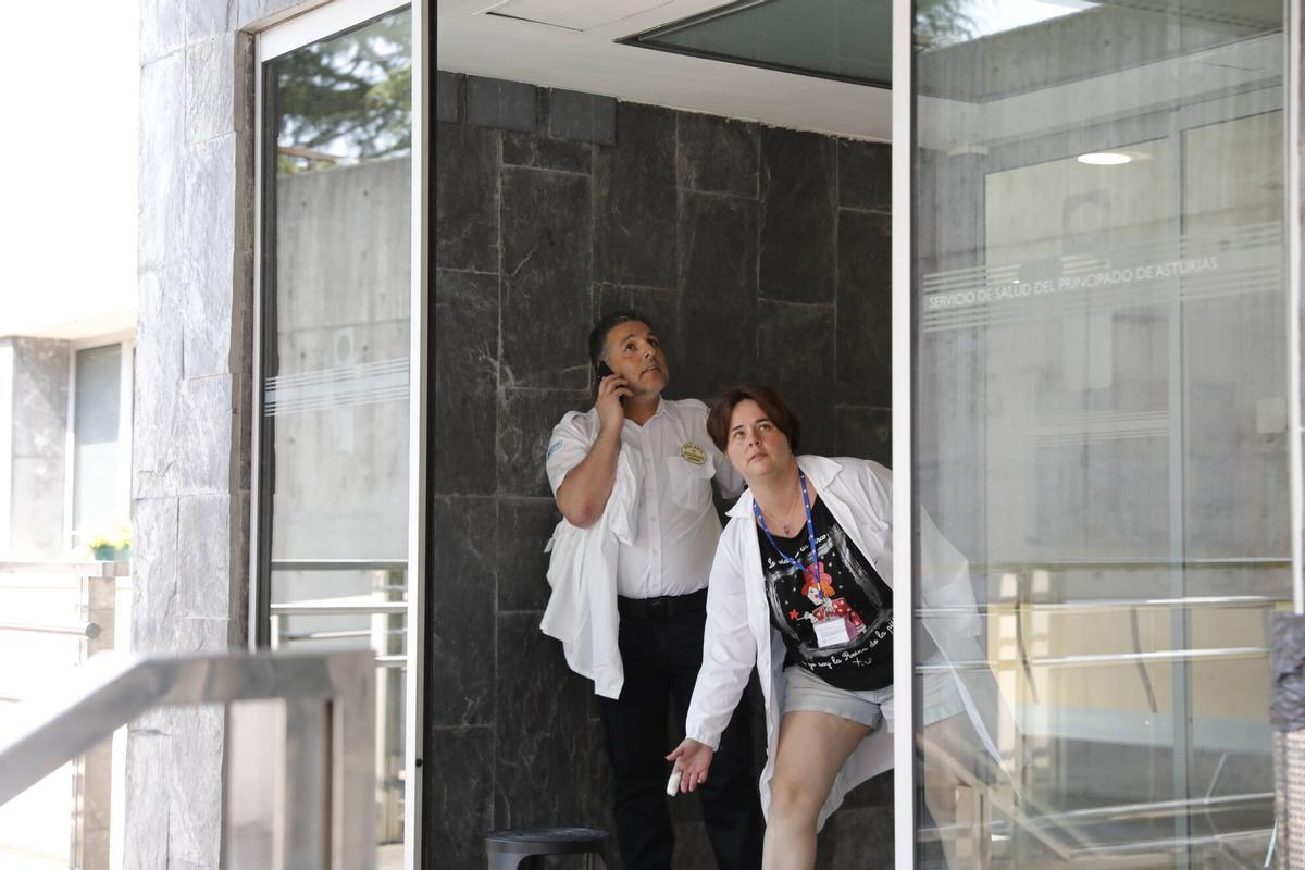 Profesionales sanitarios bloqueando el acceso al hospital.