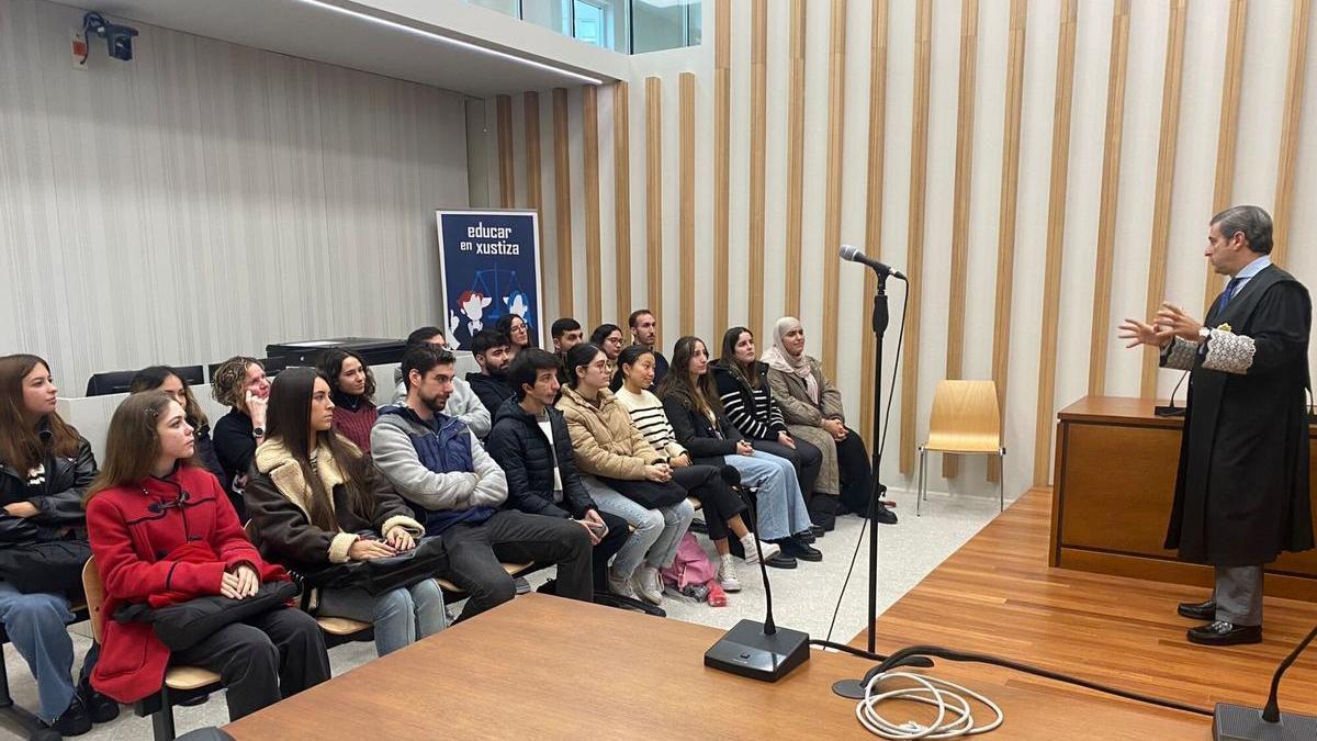 Un grupo de estudiantes, en la pasada edición de Educar en Xustiza. En la imagen con el entonces juez decano de Vigo, Germán Serrano.