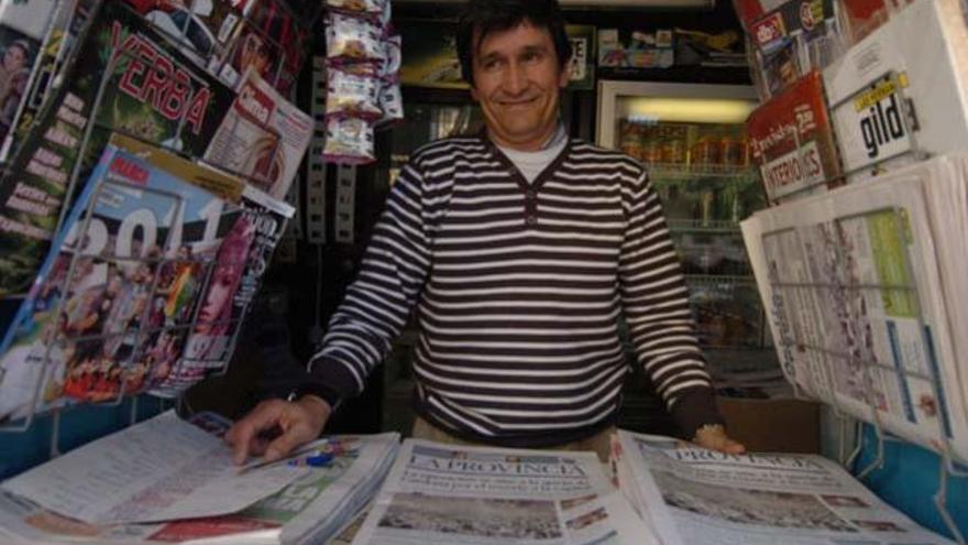 Armando Quintana García, autor de la quiniela ganadora en su kiosco de periódicos de la calle Obispo Frías ayer. i  ADOLFO MARRERO