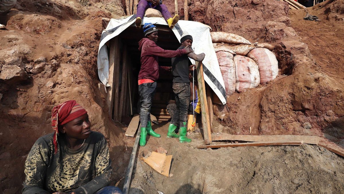 Archivo - Mina tradicional en República Democrática del Congo (archivo)