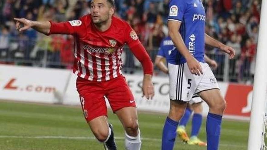 Quique festeja un gol al Oviedo durante su etapa en el Almería.