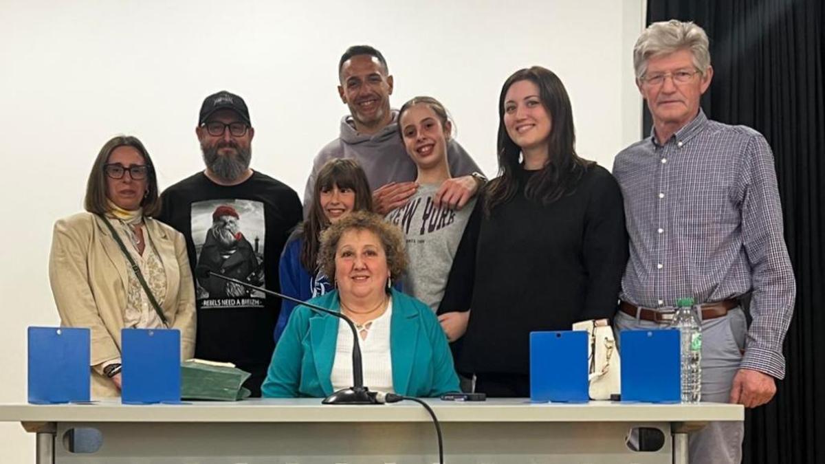 Esperanza Piñeiro, en el centro, en la presentación de su obra en Lousame.