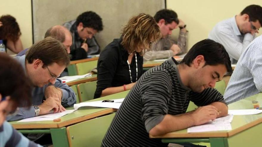 Opositores que realizan una prueba de examen para la Administración.