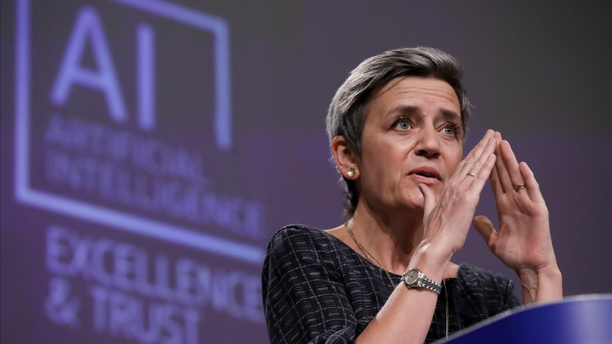 La comisaria Margrethe Vestager expone en Bruselas los límites de la AI.