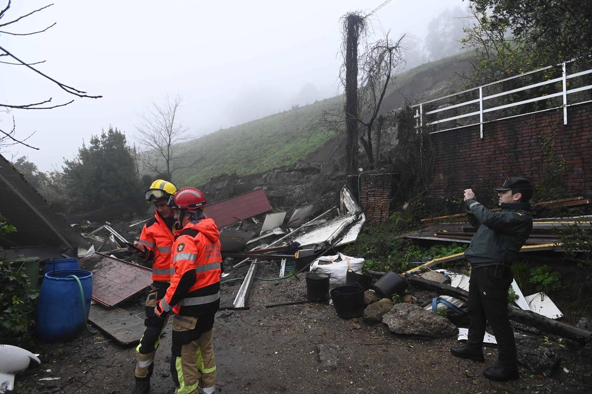 Estado en el que quedó la casa destrozada por la avalancha del talud.