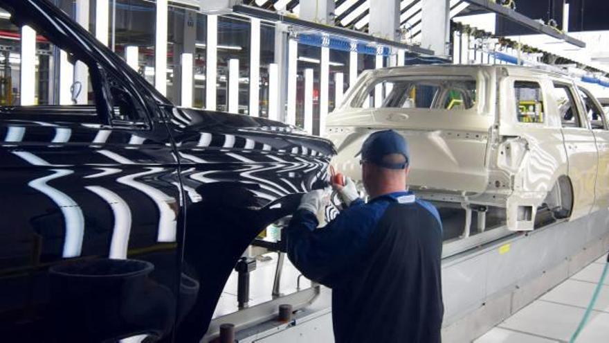 Ford aumenta empleos en EE UU mientras hace recortes en Europa