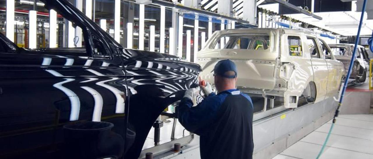 Ford aumenta empleos en EE UU mientras hace recortes en Europa