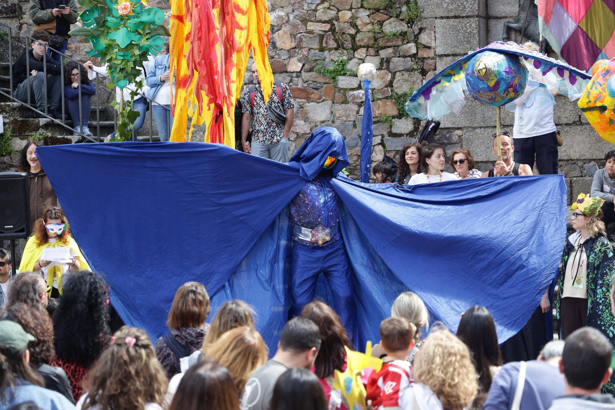 Las imágenes de este domingo de Womad en Cáceres: el pasacalles pone el broche final