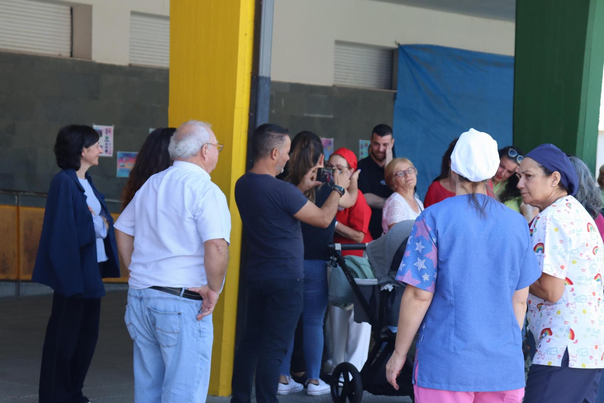 El homenaje a Rosa Isorna Portugués, que se jubila a los 72 años después de 46 ejerciendo como cocinera y «segunda madre» en el CPI Progreso de Catoira.