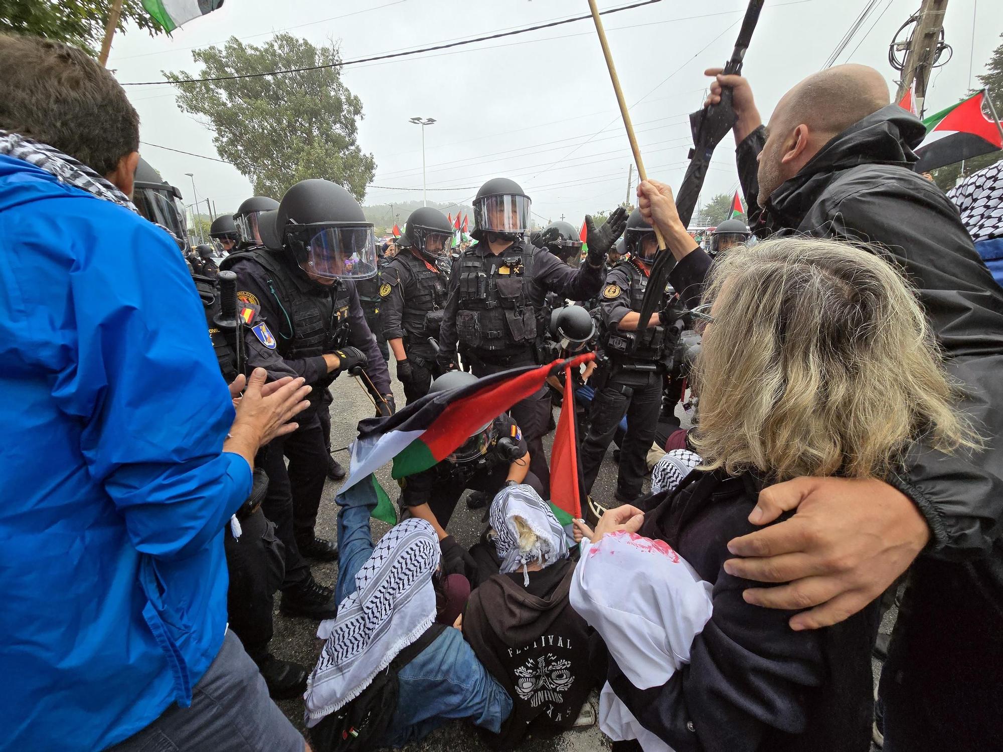 Concentraciones contra el equipo de Israel por el genocidio en Gaza durante el paso de La Vuelta por Pontevedra