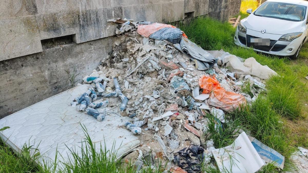 Restos de basura y obra en Playa América a los pies de un hotel Restos de basura y obra en Playa América a los pies de un hotel