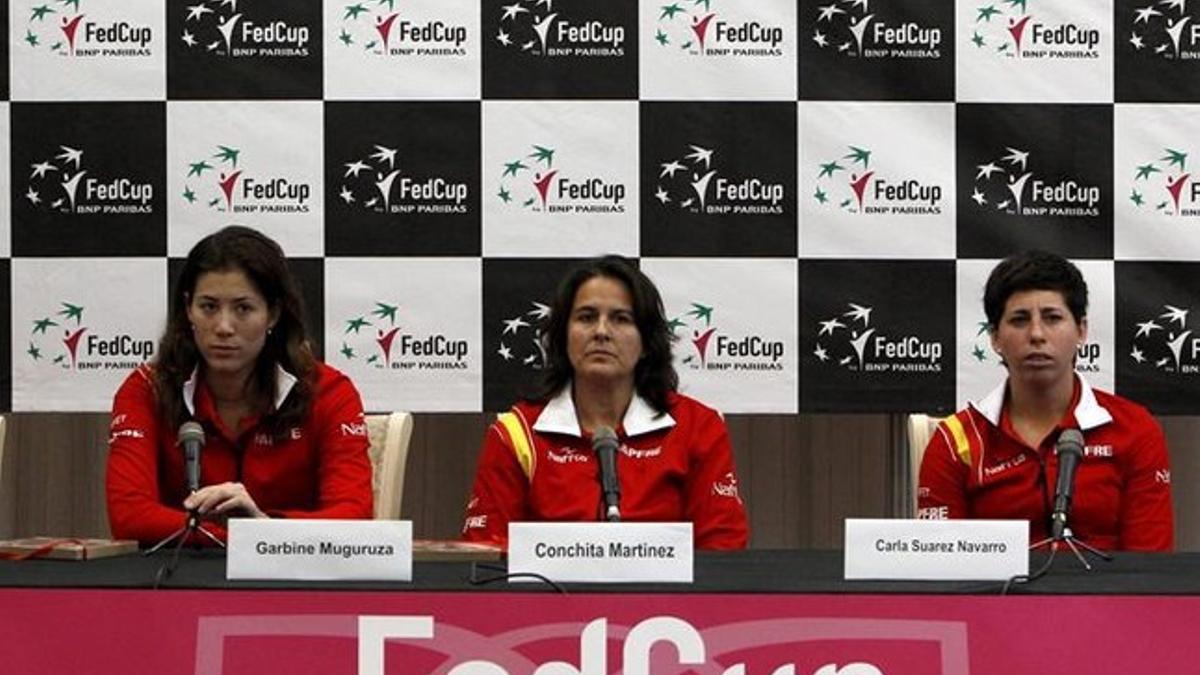Conchita Martínez, flanqueada por Muguruza y Carla Suárez