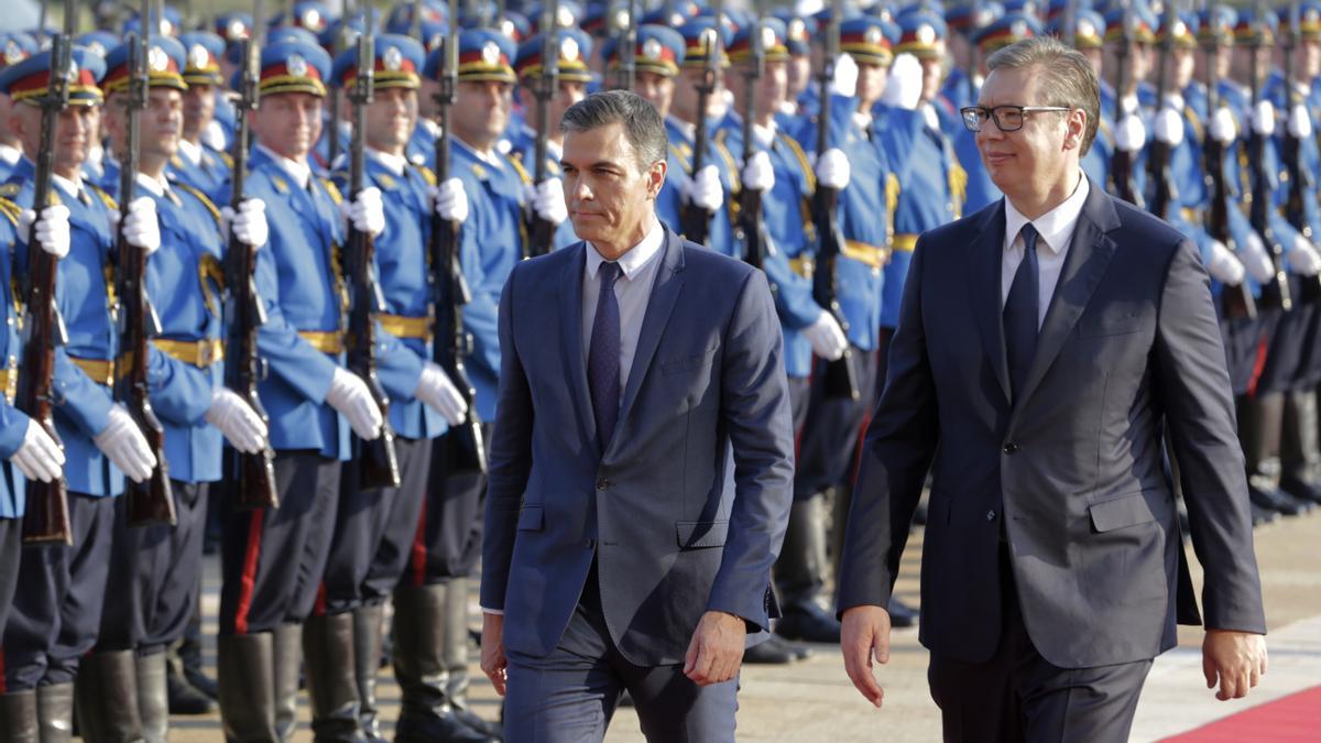 El presidente del Gobierno, Pedro Sánchez, junto al presidente de Serbia, Aleksandar Vučić, en Belgrado.