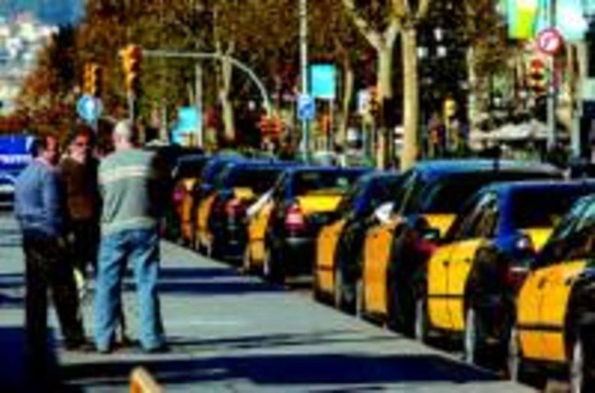 Aglomeració de taxis lliures a la parada de la plaça de Catalunya. Aglomeració de taxis lliures a la parada de la plaça de Catalunya.